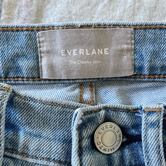 everlane cheeky ankle jeans in stone-washed sky - Picture 5 of 8